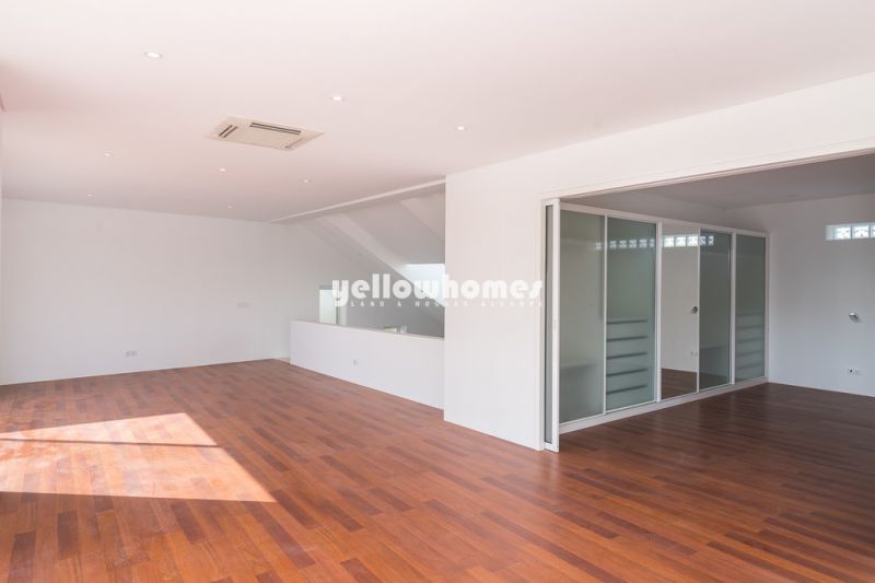 Propriedade clássica-moderna com casa de hóspedes e piscina 